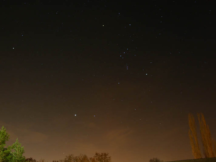 Das Foto zeigt den Nachthimmel über Halle, im Winter, mit Blick nach Süden mit den Sternbildern Orion und Großer Hund. Lebten wir in einem unendlichen und gleichmäßig mit Sternen oder Galaxien gefüllten Universum, dann würden wir in jeder Richtung irgendwann einen Stern erblicken - der Nachthimmel müsste so hell wie die Sonnenoberfläche erstrahlen.