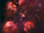 Die neue Aufnahme des Katzenpfotennebels wurde aus Teilbildern zusammengesetzt, die mit dem Wide Field Imager (WFI) aufgenommen wurden, einer astronomischen Kamera mit besonders großem Bildfeld, die am 2,2-Meter MPG/ESO-Teleskop des La Silla-Observatoriums in Chile installiert ist. Die Teilbilder wurden durch spezielle Blau-, Grün- und Rotfilter aufgenommen, außerdem durch einen speziellen Filter, dessen Durchlassbereich speziell auf Licht abgestimmt ist, wie es von glühendem Wasserstoffgas ausgesandt wird.