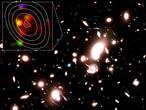 Ein Bild des Hubble Space Teleskops vom Galaxien-Cluster Abell 2218. Die Forscher nutzten dieses Cluster als natürliches Teleskop. Die eingefügte Vergrößerung zeigt die neu entdeckte Staubgalaxie.