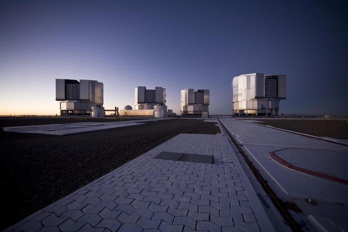 Diese Aufnahme der vier Teleskope auf dem Paranal entstand abends, kurz nach Sonnenuntergang.
