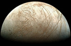 Unter den "Galileischen Monden" ist Europa der kleinste, sein Durchmesser entspricht mit 3122 km  knapp 90 Prozent desjenigen unseres Mondes. Die Temperaturen auf der Oberfläche liegen zwischen -160 Grad Celsius am Äquator und -220 Grad an den Polen.